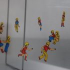 Áttetsző retro diavetítő kép fém keretben. Játszó gyerekek