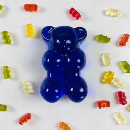Kék Haribo "gumimaci" üvegszobor 