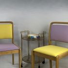 Mid-century tömörfa szék páros urbánosítva. Pasztell lila-sárga vegán bőr