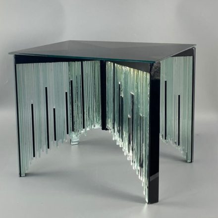 Egyedi üveglapos "Matrix" dohányzóasztal 
