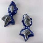 Spanyol kobaltkék kézzel festett KOI hal pár – vintage kerámia falidísz / plasztikus hal szobrok