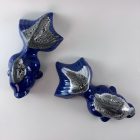 Spanyol kobaltkék kézzel festett KOI hal pár – vintage kerámia falidísz / plasztikus hal szobrok
