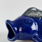 Spanyol kobaltkék kézzel festett KOI hal pár – vintage kerámia falidísz / plasztikus hal szobrok