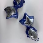 Spanyol kobaltkék kézzel festett KOI hal pár – vintage kerámia falidísz / plasztikus hal szobrok